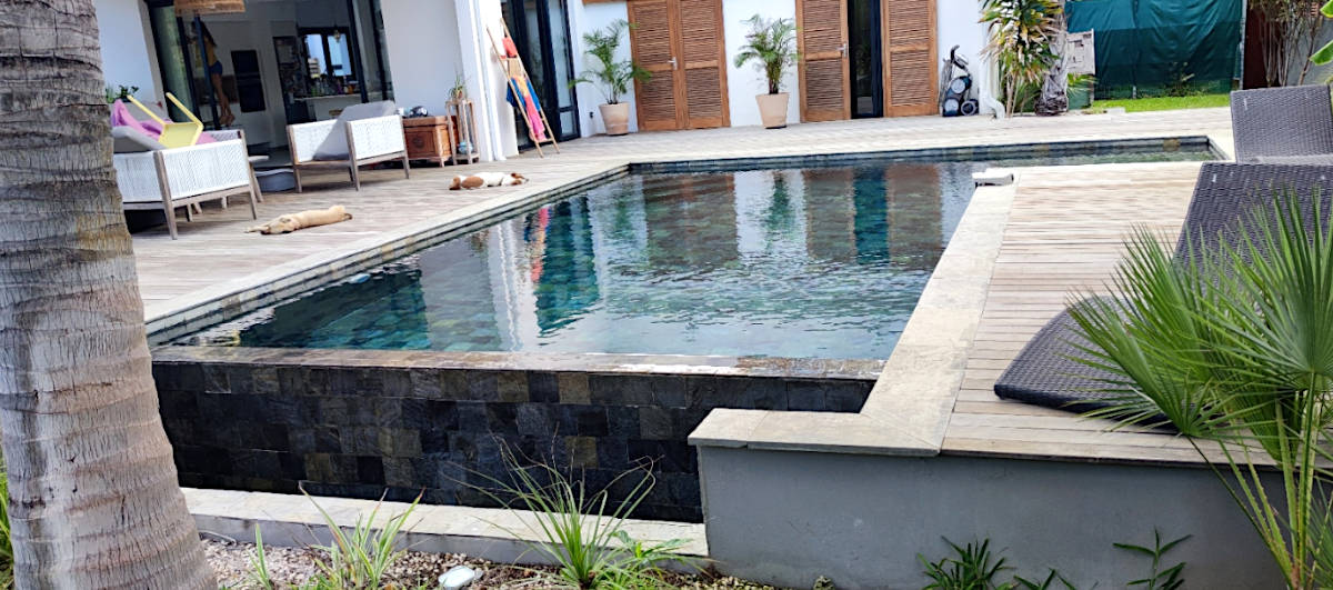 Réalisation de piscine en béton armé avec finition en carrelage ou pierre naturelle